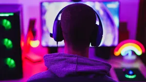 Orang Miopi Bermain Video Game Wallpaper