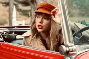 Taylor I En Kabriolet Fra Red Taylors Versjon Wallpaper