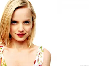 Korthår Mena Suvari Wallpaper