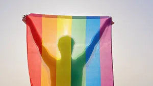 Subtil LGBT Silhouette som rejser et flag Wallpaper