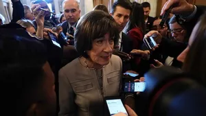 Susan Collins Sedang Wawancara Wallpaper