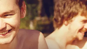 To homoseksuelle drenge, der griner tæt på. Wallpaper