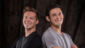 To homoseksuelle drenge står ryg-mod-ryg Wallpaper