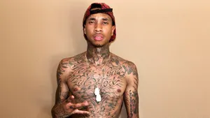 Grammyaward-nominerade Tyga Bär En Helt Svart Outfit I L.a. På En Datorskärm Eller Mobiltapet. Wallpaper