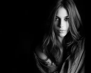 Hvit Dame På En Mørk Bakgrunn Wallpaper