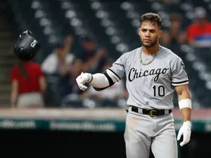 Yoan Moncada Kaster Hjelmen Wallpaper