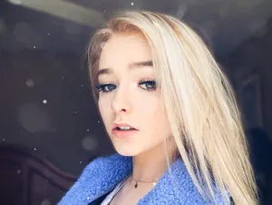 Zoe Laverne Sidevisning Wallpaper