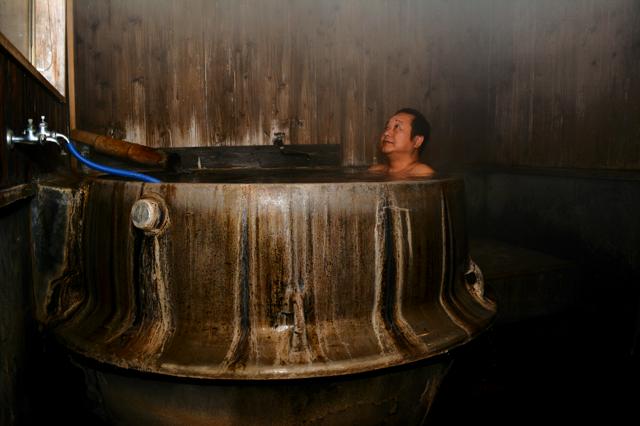 酒造りに使われた釜を浴槽にした「大酒釜風呂」=2025年12月8日午後5時56分、鳥取市気高町、清野貴幸撮影