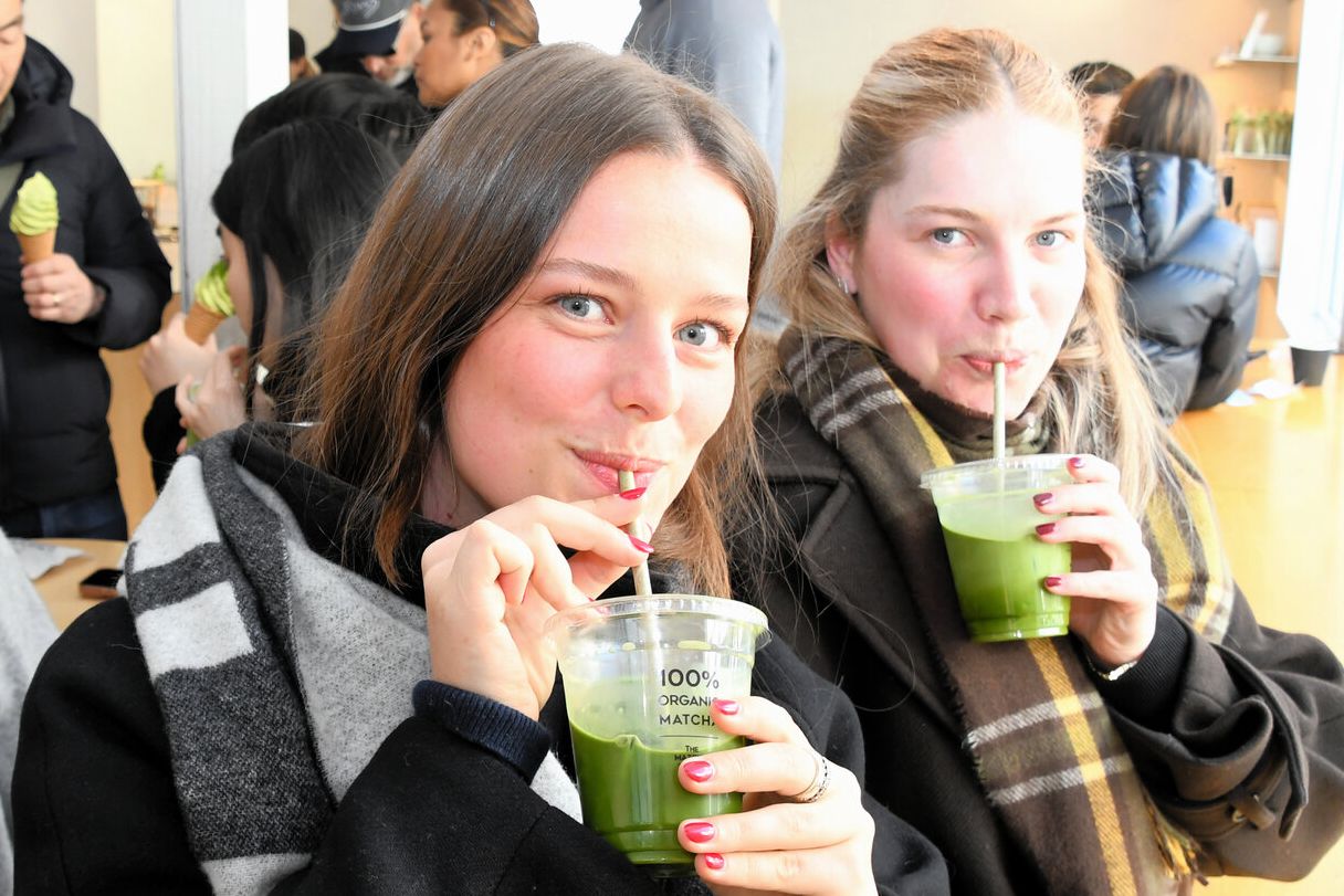 インバウンド（訪日外国人客）らでにぎわう抹茶専門店「THE　MATCHA　TOKYO」のカフェ。手前の女性2人は、休みをつかってニュージーランドから来たと話していた=2025年12月29日、東京都渋谷区、井東礁撮影
