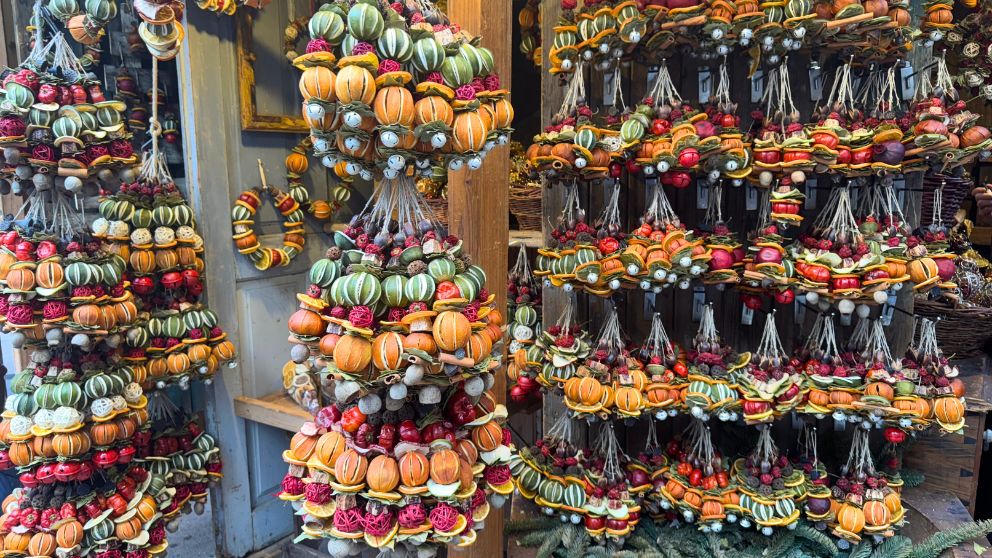 ブダペストのクリスマスマーケットのParpar Artのナチュラルオーナメント