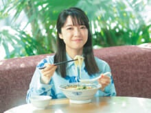 【上白石萌音と世界をガブリ！BITE! the World】初夏、南国の風を感じたくなってシンガポール料理屋へ。