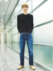 [栄莉弥] 「コム デ ギャルソン」の黒ニットと「リーバイス®」の501®デニムの永久定番コンビで大人なアメカジに！【メンズノンノモデルの私服スナップ】