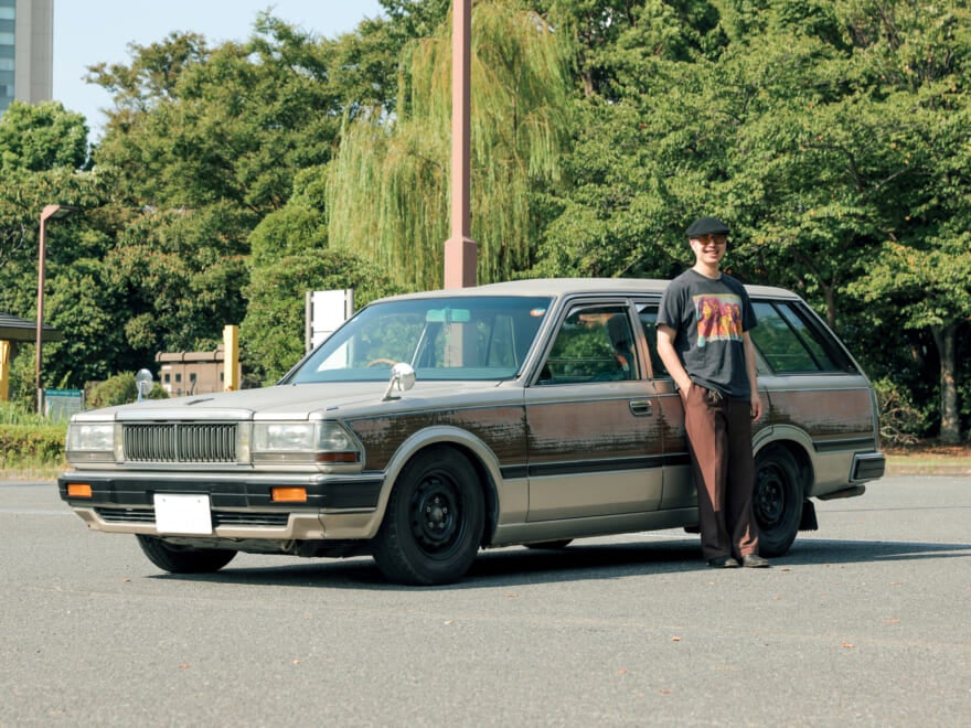 「日産 セドリックバン」はスタイルの核となる相棒。古着と同じようにヤレ感こそかっこいい！【俺たち20代“クルマ・バイク”語り！／Vol.46 ①】