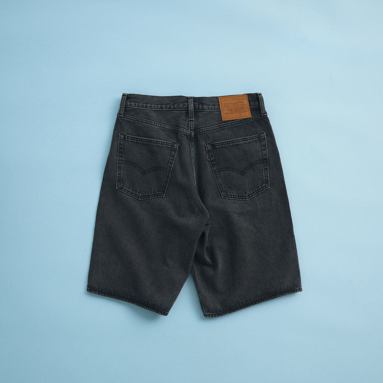 「リーバイス®」の 黒いデニムショーツ/478™ バギー ショートパンツのバックシルエット