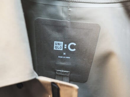 「ユニクロ:シー」の大人コートの正解着こなし。冬の街にもちょうどいい機能美を「メレル」の白スニーカーと合わせて。