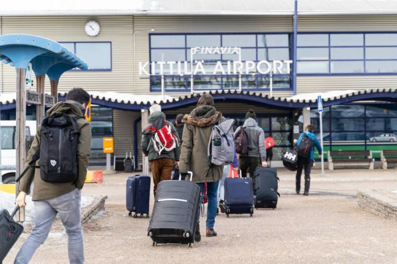 reizigers komen aan op Kittila airport