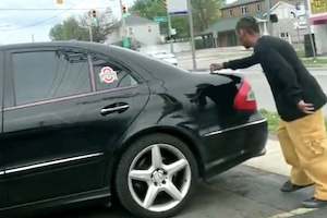 【動画】鍵でベンツに傷を付けていた男、所有者に見つかりフルボッコにされる。 【動画】鍵でベンツに傷を付けていた男、所有者に見つかりフルボッコにされる。