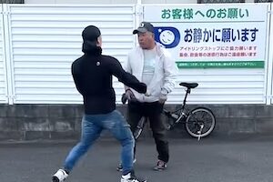 愛知県で撮影された小太りおっさんと若者の喧嘩動画が話題に。 愛知県で撮影された小太りおっさんと若者の喧嘩動画が話題に。