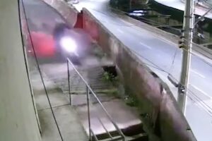 【動画】逃げ切り失敗か。カーブの先にあった罠にはまった逃走犯の悲劇。 【動画】逃げ切り失敗か。カーブの先にあった罠にはまった逃走犯の悲劇。