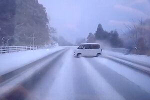 【動画】これは避けられん。曽地峠で発生したスリップ衝突事故の被害者のドラレコ。 【動画】これは避けられん。曽地峠で発生したスリップ衝突事故の被害者のドラレコ。