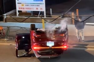 【東京】車がひっくり返っているのにエンジンも切らずにぼーっとする運転手が目撃される。 【東京】車がひっくり返っているのにエンジンも切らずにぼーっとする運転手が目撃される。