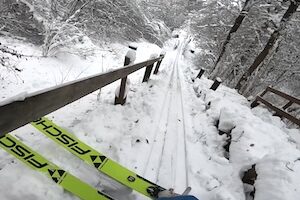 手作りの本格スキージャンプ台で飛ぶジャンパー視点の映像。(ポーランド) 手作りの本格スキージャンプ台で飛ぶジャンパー視点の映像。(ポーランド)