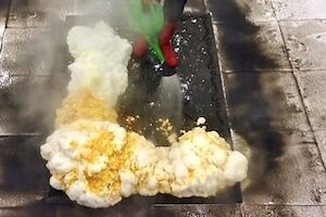 その泡は何!?極端に汚れたカーペットをクリーニングする専門家のお仕事。 その泡は何!?極端に汚れたカーペットをクリーニングする専門家のお仕事。