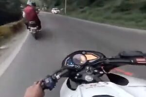 【動画】バイクは路面が悪いと止まれない。山道で死にかけたNS200乗りの車載。 【動画】バイクは路面が悪いと止まれない。山道で死にかけたNS200乗りの車載。