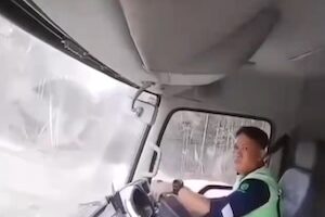 【恐怖】地すべりに巻き込まれたトラックの車載カメラが記録していたもの。 【恐怖】地すべりに巻き込まれたトラックの車載カメラが記録していたもの。