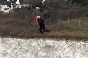 【動画】ほぼ激突。崖ジャンプでパラシュートが開いてくれない事故。 【動画】ほぼ激突。崖ジャンプでパラシュートが開いてくれない事故。