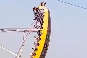 【動画】インドの遊園地でバイキングのアトラクションが崩壊して20人が負傷。 【動画】インドの遊園地でバイキングのアトラクションが崩壊して20人が負傷。