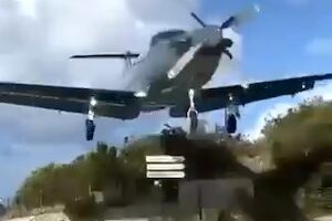 【動画】スレスレ着陸を撮影していたカメラマンが飛行機にはねられる事故。 【動画】スレスレ着陸を撮影していたカメラマンが飛行機にはねられる事故。