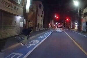 【東京】吉祥寺で車道側に転倒した自転車乗りと事故ってしまうドライブレコーダー。 【東京】吉祥寺で車道側に転倒した自転車乗りと事故ってしまうドライブレコーダー。