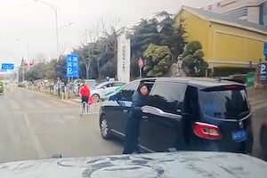 【動画】道路を塞いでいたクソBBAに体当たりするドラレコ笑。 【動画】道路を塞いでいたクソBBAに体当たりするドラレコ笑。