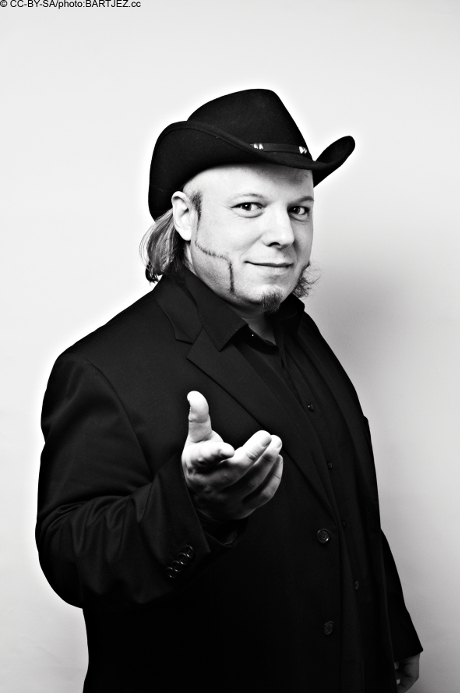 Onlinenutzung_Lizenz: CC-BY-SA/photo: BARTJEZ.cc WICHTIGER HINWEIß! Sie und dritte dürfen dieses Photo, - vervielfältigen, verbreiten und öffentlich zugänglich machen - Abwandlungen und Bearbeitungen des Photos anfertigen* - das Photo kommerziel nutzen soweit die Persönlichkeitsrechte nicht verletzt bzw. gesondert vereinbart wurden. Fragen?! Kontakt: bildredaktion@bartjez.com Wichtig! Nicht vergessen! Regeln achten! Namensnennung/Link: CC-BY-SA/@BARTJEZ.cc