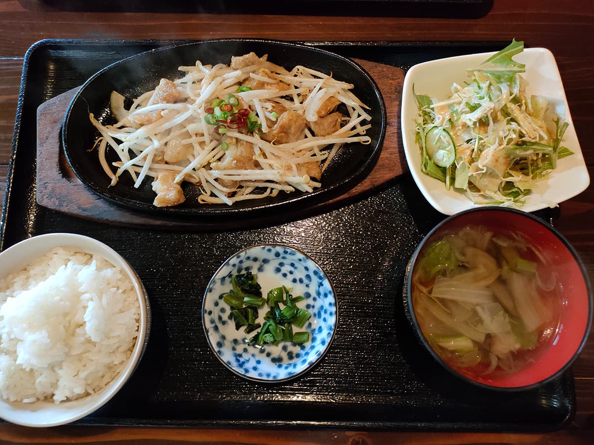山麓キッチン ホルモン鉄板焼き定食