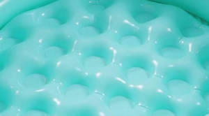 クッション材の入ったビニールプールの底