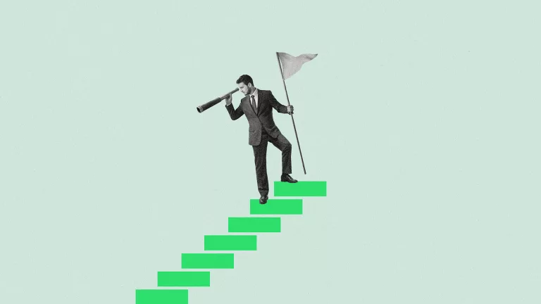 Un homme dans un escalier monte et regarde vers l’arrière le travail accompli