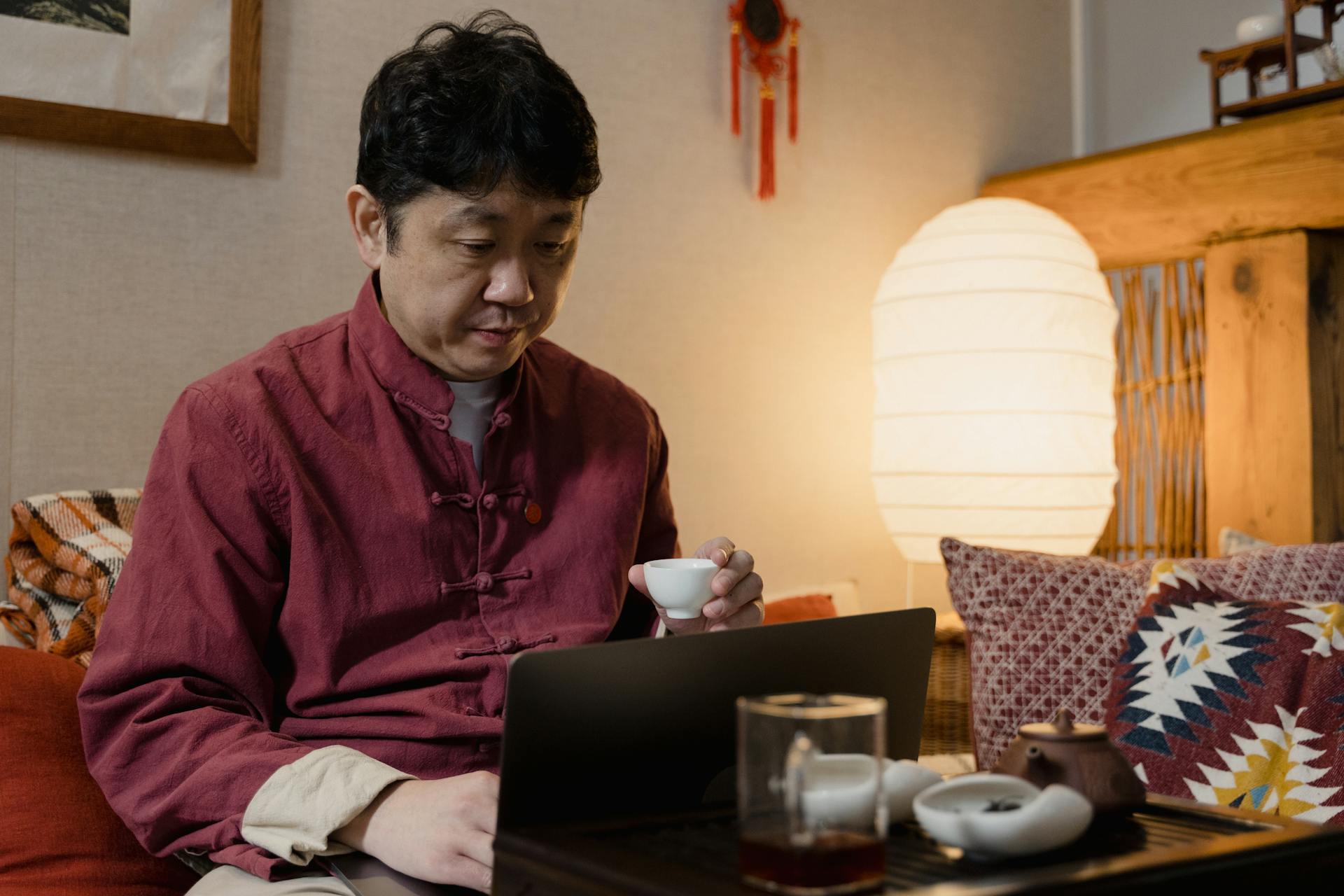 A man reading an article online