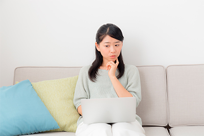 悩む女性イメージ画像