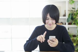 スマホを見る