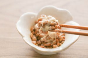 器にいれた納豆