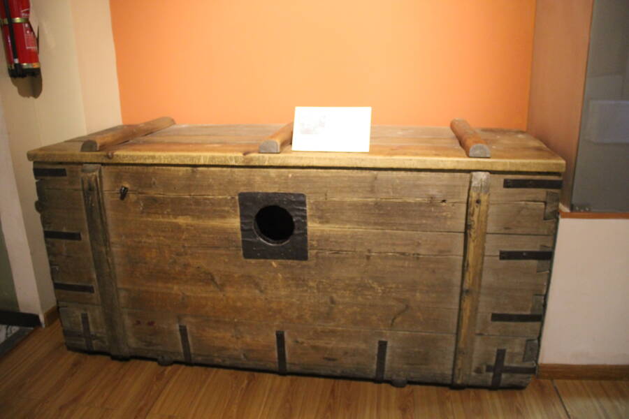 Qing Mongolian Immurement Trunk