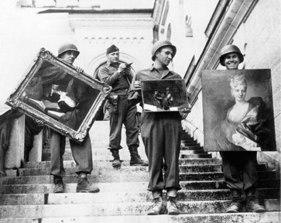American Soldiers With Stolen Art