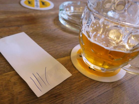 紙に書かれます。