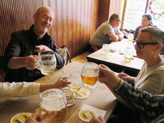 同じテーブルのお客さんと