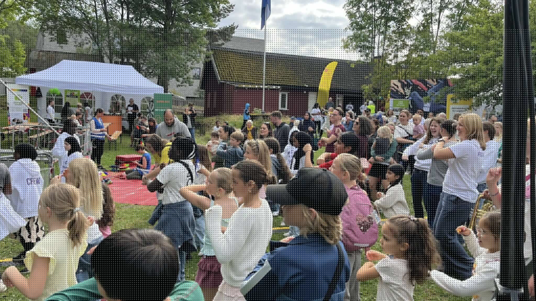 Fellesdans for publikum arrangert av Point Dansestudio på scenen.