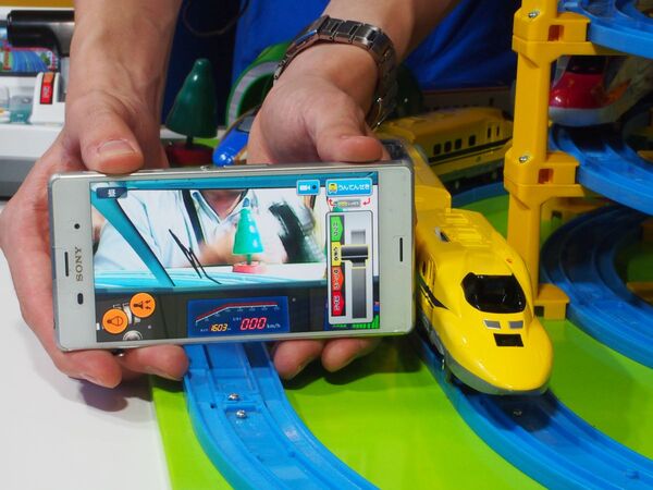 スマホにつながるプラレール 運転席と車窓の風景が見られるぞ