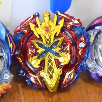 親子でバトル! 最新版ベイブレードの破壊っぷりがヤバい!