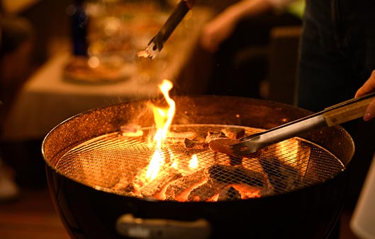 福岡都心、天神近くの公園でバーベキュー。